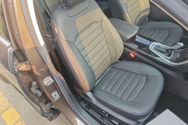 Used Ford Edge 2016 EcoBoost 245 Two-Wheel-Drive Titanium 7-Seater Right Front Seat