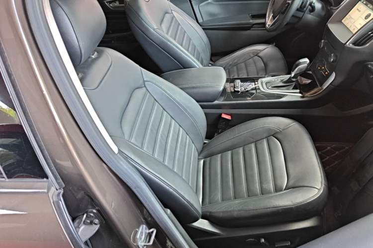 Used Ford Edge 2016 EcoBoost 245 Two-Wheel-Drive Titanium 7-Seater Right Front Seat