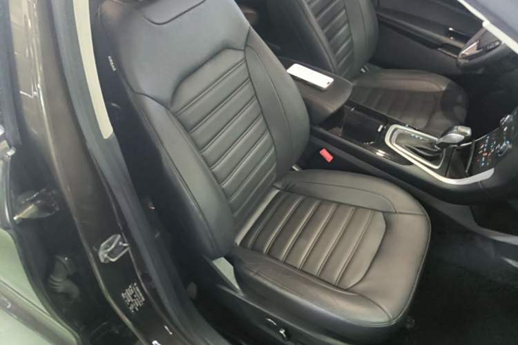 Used Ford Edge 2016 EcoBoost 245 Two-Wheel-Drive Titanium 7-Seater Right Front Seat