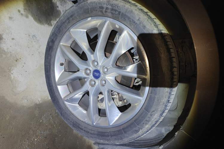 Used Ford Edge 2016 EcoBoost 245 Four-Wheel Drive Titanium 7-Seater Right Front Wheel Hub