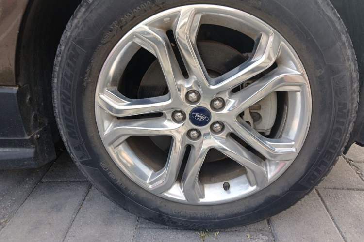 Used Ford Edge 2016 EcoBoost 245 Two-Wheel-Drive Titanium 7-Seater Right Front Wheel Hub