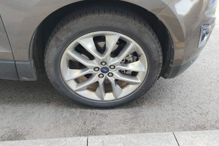 Used Ford Edge 2016 EcoBoost 245 Four-Wheel Drive Titanium 7-Seater Right Front Wheel Hub