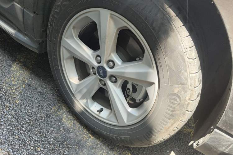 Used Ford Edge 2016 EcoBoost 245 Two-Wheel-Drive Titanium 5-Seater Right Front Wheel Hub