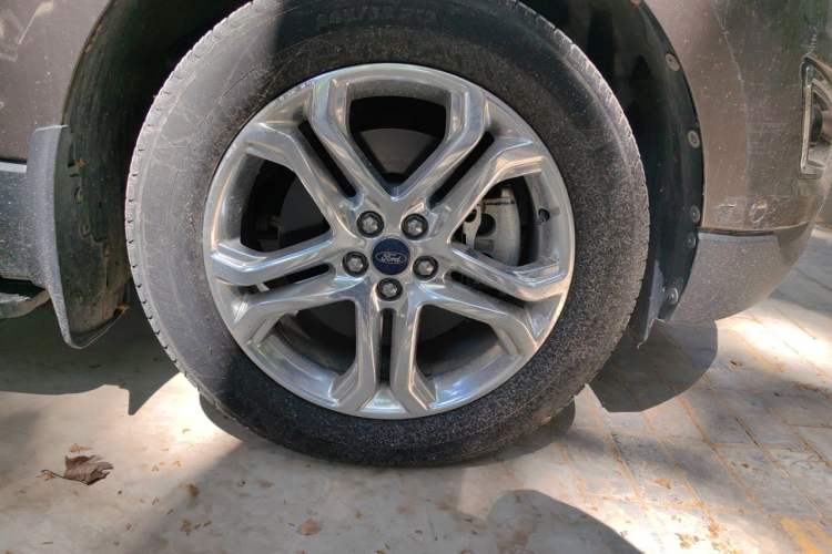 Used Ford Edge 2016 EcoBoost 245 Two-Wheel-Drive Titanium 7-Seater Right Front Wheel Hub