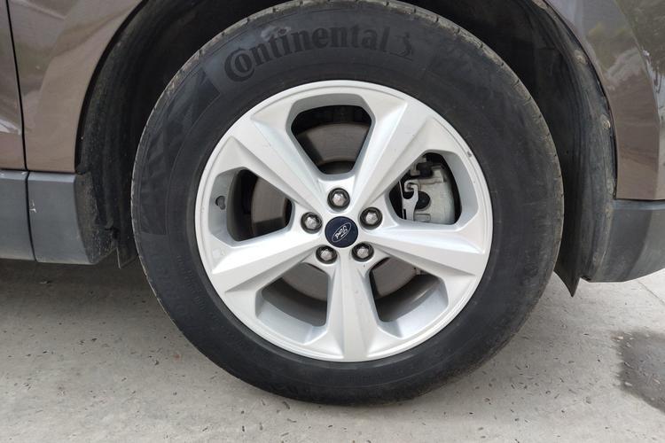 Used Ford Edge 2016 EcoBoost 245 Two-Wheel-Drive Titanium 5-Seater Right Front Wheel Hub