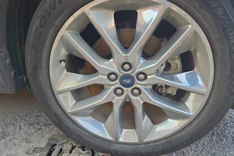 Used Ford Edge 2016 EcoBoost 245 Four-Wheel Drive Titanium Edition 7-Seater Right Front Wheel Hub
