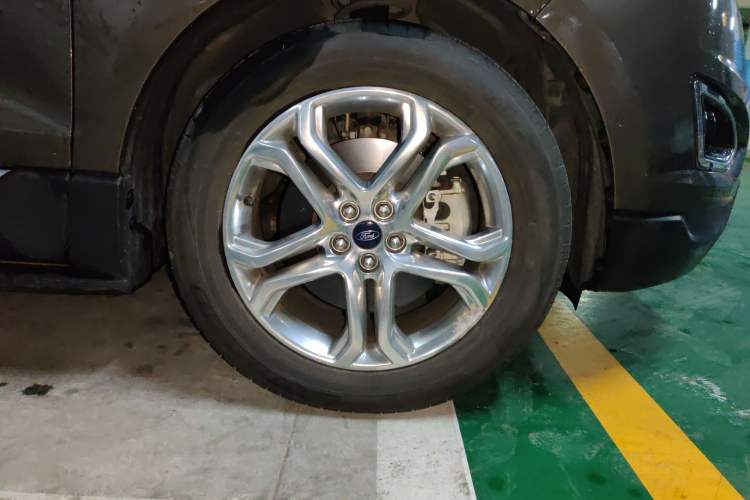 Used Ford Edge 2016 EcoBoost 245 Two-Wheel-Drive Titanium 7-Seater Right Front Wheel Hub