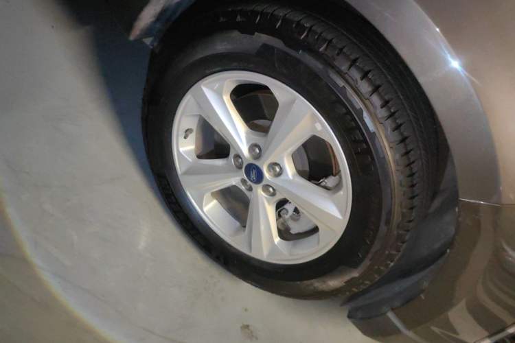 Used Ford Edge 2016 EcoBoost 245 Two-Wheel-Drive Titanium 5-Seater Right Front Wheel Hub