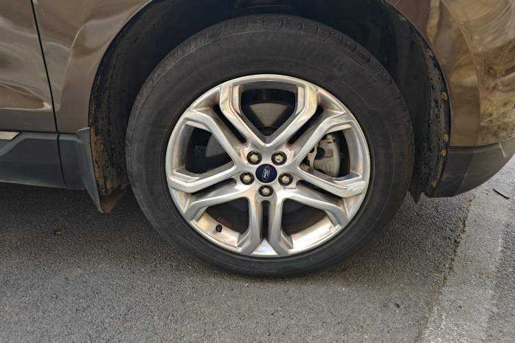 Used Ford Edge 2016 EcoBoost 245 Four-Wheel Drive Titanium Edition 7-Seater Right Front Wheel Hub
