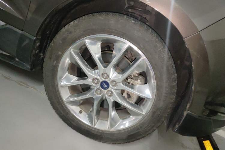 Used Ford Edge 2016 EcoBoost 245 Four-Wheel Drive Titanium 7-Seater Right Front Wheel Hub