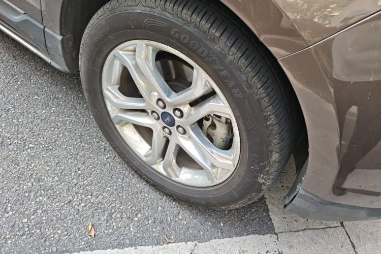 Used Ford Edge 2016 EcoBoost 245 Two-Wheel-Drive Titanium 7-Seater Right Front Wheel Hub