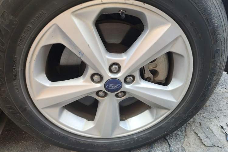 Used Ford Edge 2016 EcoBoost 245 Two-Wheel-Drive Titanium 5-Seater Right Front Wheel Hub