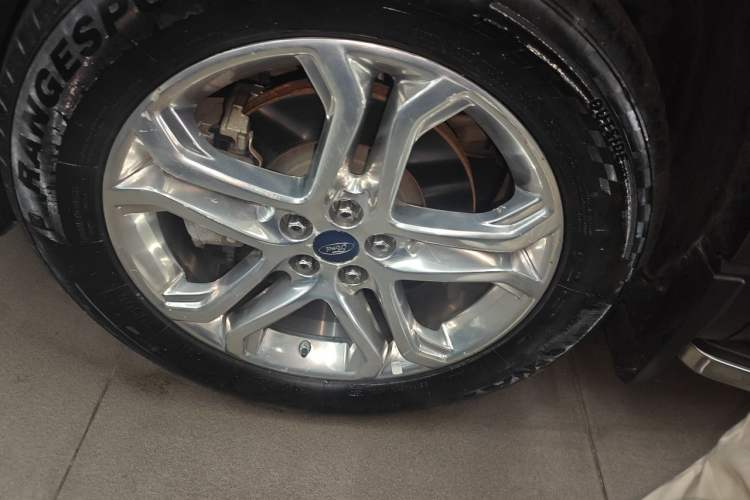 Used Ford Edge 2016 EcoBoost 245 Two-Wheel-Drive Titanium 7-Seater Right Front Wheel Hub