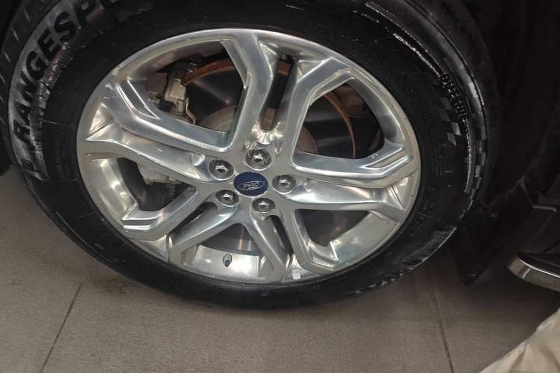 Used Ford Edge 2016 EcoBoost 245 Two-Wheel-Drive Titanium 7-Seater Right Front Wheel Hub