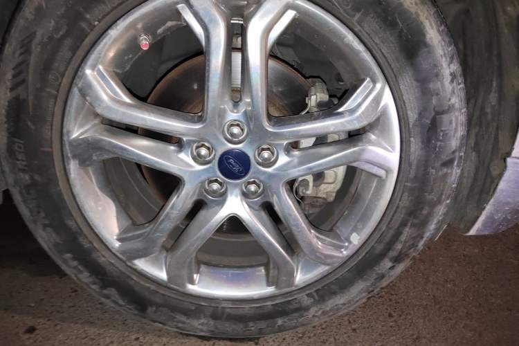 Used Ford Edge 2016 EcoBoost 245 Four-Wheel Drive Titanium Edition 7-Seater Right Front Wheel Hub