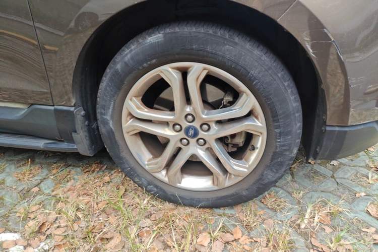 Used Ford Edge 2016 EcoBoost 245 Two-Wheel-Drive Titanium 7-Seater Right Front Wheel Hub