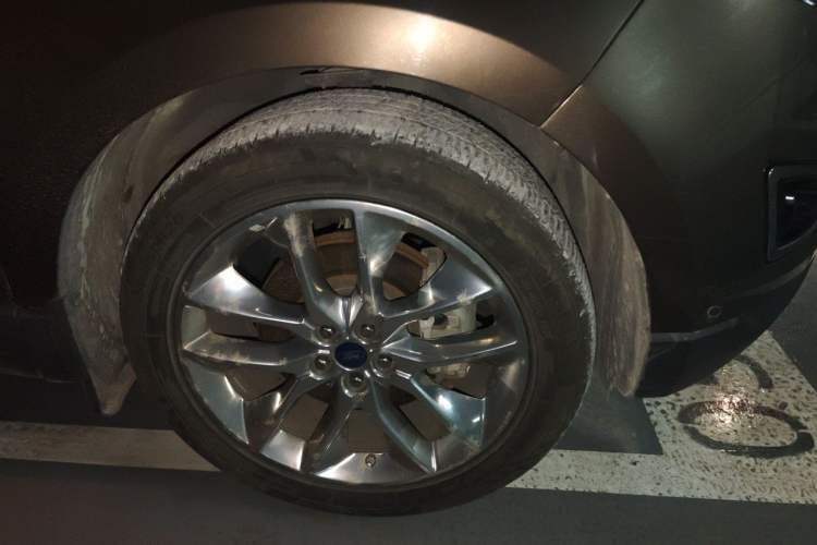 Used Ford Edge 2016 EcoBoost 245 Four-Wheel Drive Titanium 7-Seater Right Front Wheel Hub