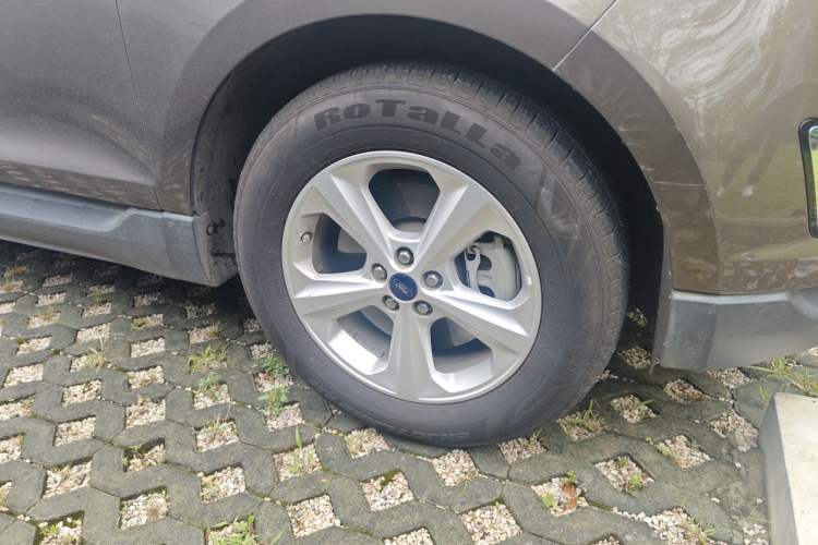 Used Ford Edge 2016 EcoBoost 245 Two-Wheel-Drive Titanium 5-Seater Right Front Wheel Hub