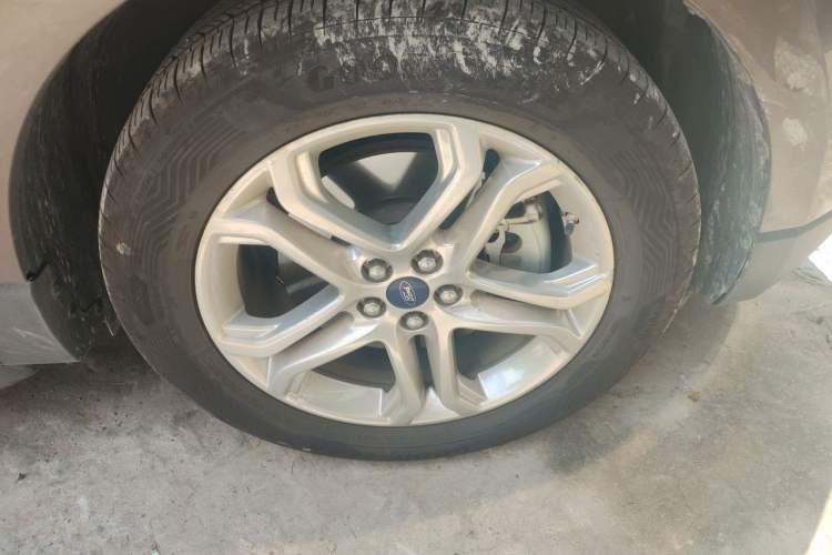 Used Ford Edge 2016 EcoBoost 245 Two-Wheel-Drive Titanium 7-Seater Right Front Wheel Hub