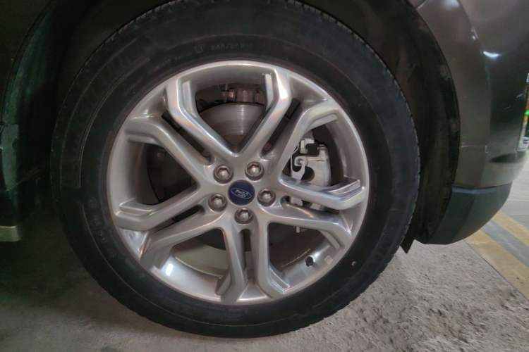 Used Ford Edge 2016 EcoBoost 245 Two-Wheel-Drive Titanium 7-Seater Right Front Wheel Hub