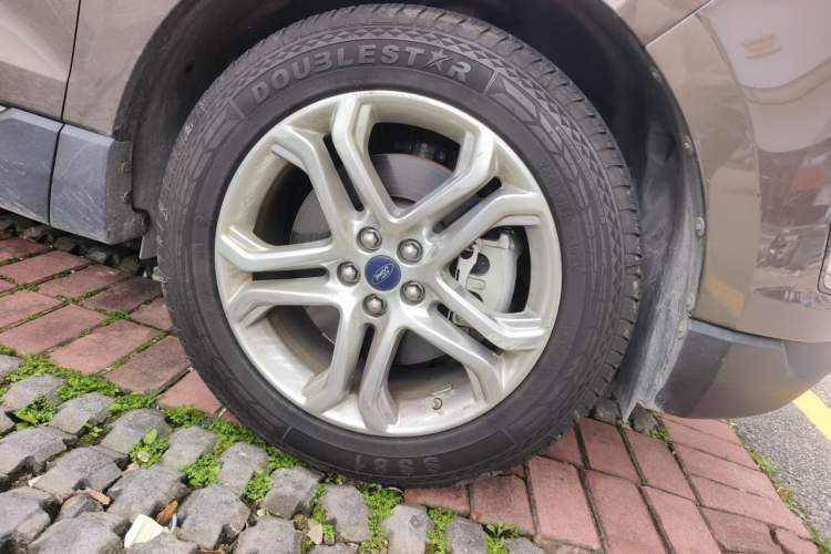 Used Ford Edge 2016 EcoBoost 245 Two-Wheel-Drive Titanium 7-Seater Right Front Wheel Hub