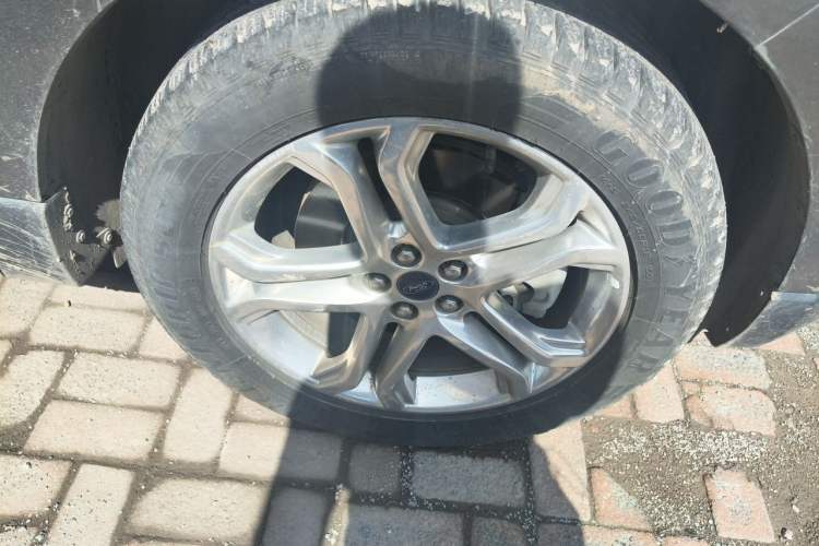Used Ford Edge 2016 EcoBoost 245 Four-Wheel Drive Titanium Edition 7-Seater Right Front Wheel Hub