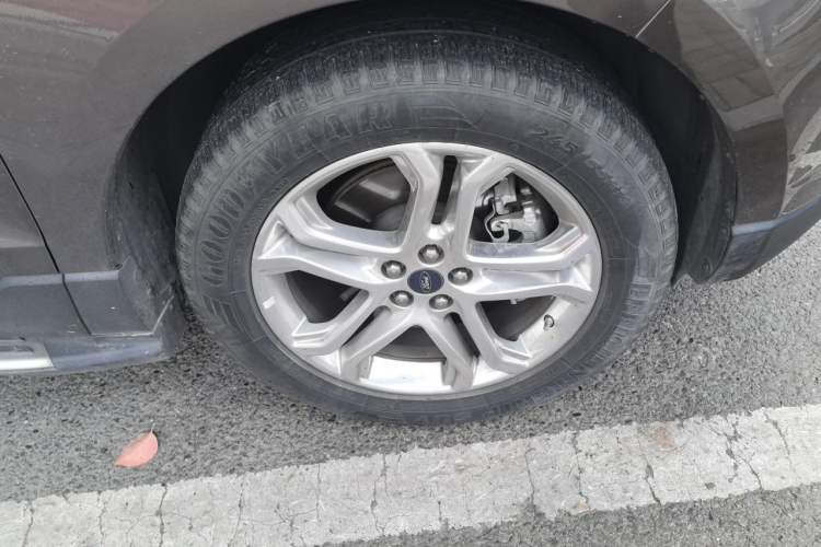 Used Ford Edge 2016 EcoBoost 245 Four-Wheel Drive Titanium Edition 7-Seater Right Front Wheel Hub