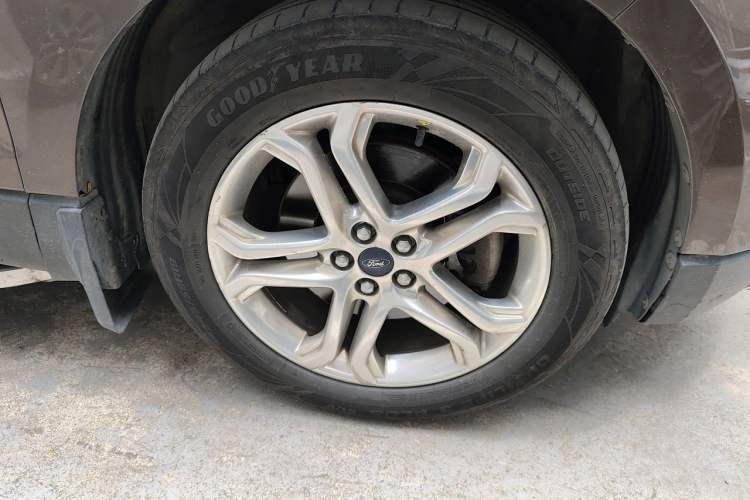 Used Ford Edge 2016 EcoBoost 245 Two-Wheel-Drive Titanium 7-Seater Right Front Wheel Hub