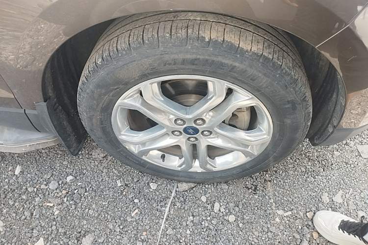 Used Ford Edge 2016 EcoBoost 245 Two-Wheel-Drive Titanium 7-Seater Right Front Wheel Hub