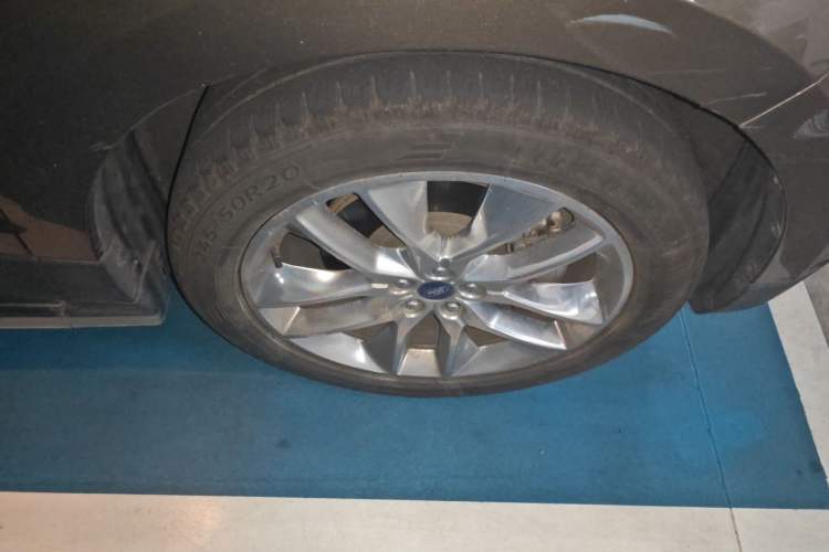 Used Ford Edge 2016 EcoBoost 245 Four-Wheel Drive Titanium 7-Seater Right Front Wheel Hub
