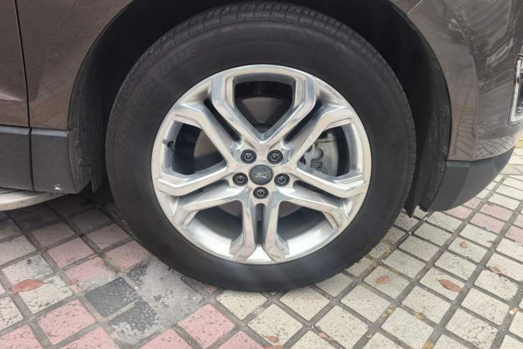 Used Ford Edge 2016 EcoBoost 245 Two-Wheel-Drive Titanium 7-Seater Right Front Wheel Hub