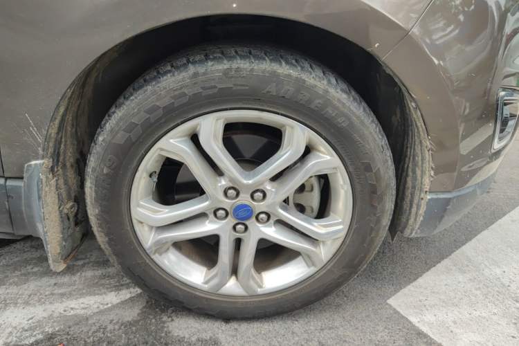 Used Ford Edge 2016 EcoBoost 245 Four-Wheel Drive Titanium Edition 7-Seater Right Front Wheel Hub