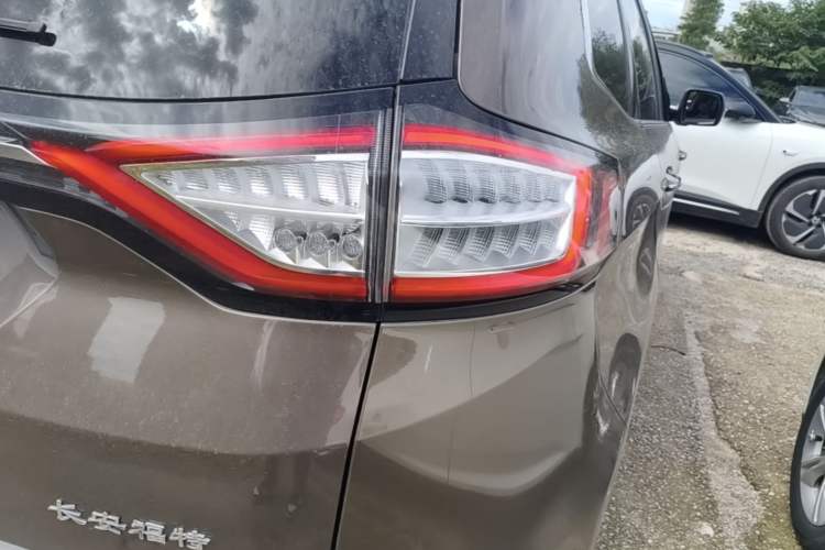Used Ford Edge 2016 EcoBoost 245 Two-Wheel-Drive Titanium 7-Seater Right Rear Taillight