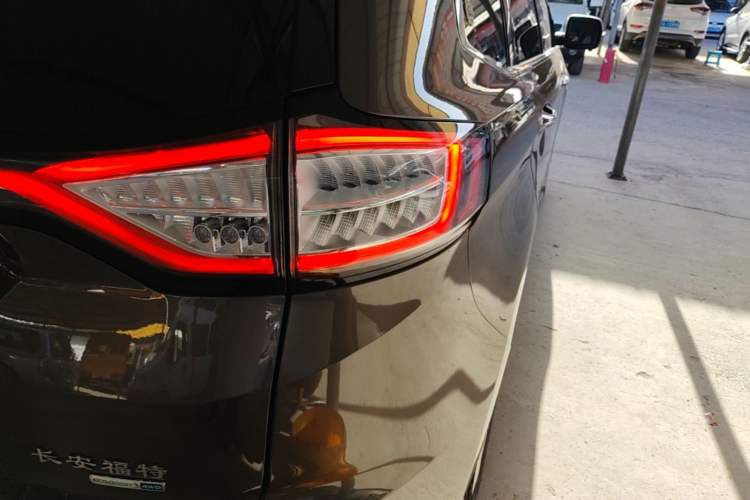 Used Ford Edge 2016 EcoBoost 245 Four-Wheel Drive Titanium 7-Seater Right Rear Taillight