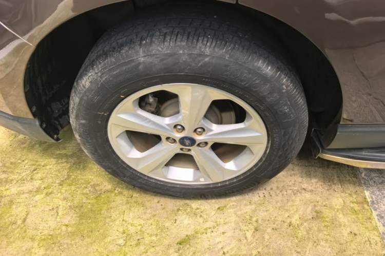 Used Ford Edge 2016 EcoBoost 245 Two-Wheel-Drive Titanium 5-Seater Right Rear Wheel Hub
