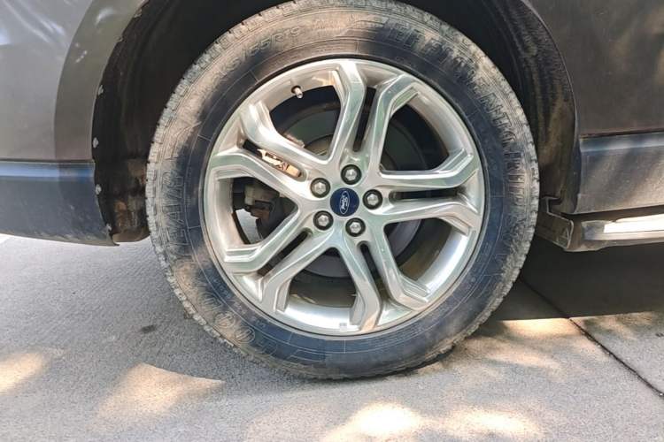 Used Ford Edge 2016 EcoBoost 245 Four-Wheel Drive Titanium Edition 7-Seater Right Rear Wheel Hub