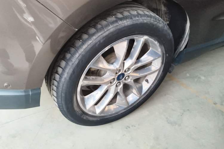 Used Ford Edge 2016 EcoBoost 245 Four-Wheel Drive Titanium 7-Seater Right Rear Wheel Hub