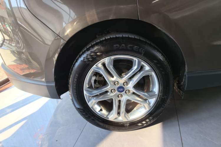Used Ford Edge 2016 EcoBoost 245 Four-Wheel Drive Titanium Edition 7-Seater Right Rear Wheel Hub