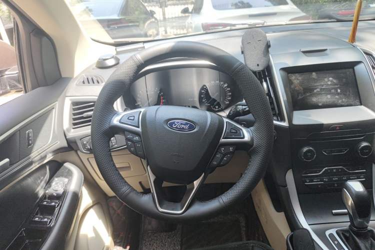 Used Ford Edge 2016 EcoBoost 245 Two-Wheel-Drive Titanium 5-Seater Steering Wheel
