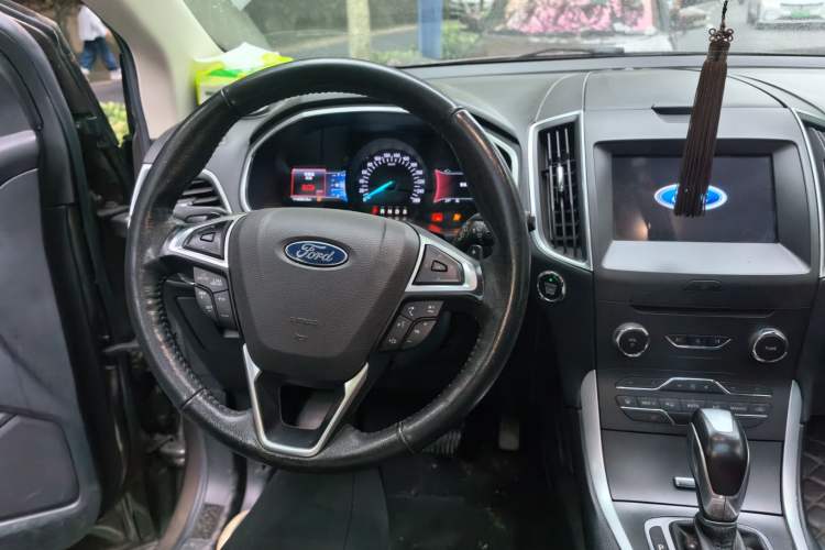 Used Ford Edge 2016 EcoBoost 245 Two-Wheel-Drive Titanium 7-Seater Steering Wheel
