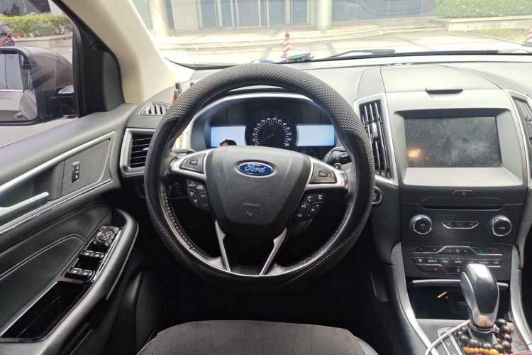 Used Ford Edge 2016 EcoBoost 245 Two-Wheel-Drive Titanium 7-Seater Steering Wheel
