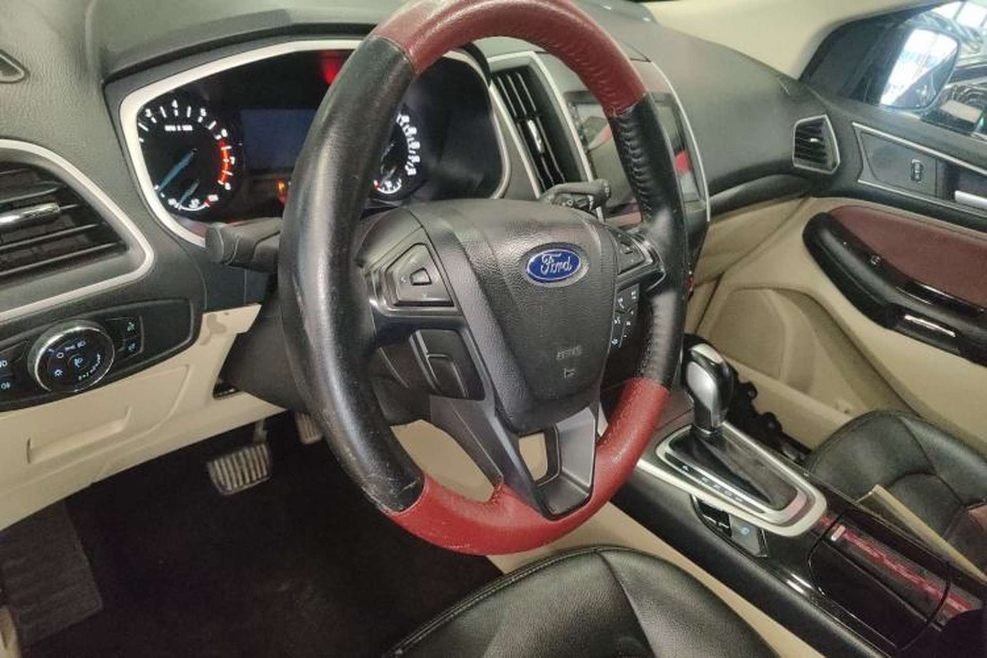 Used Ford Edge 2016 EcoBoost 245 Two-Wheel-Drive Titanium 5-Seater Steering Wheel
