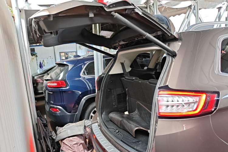 Used Ford Edge 2016 EcoBoost 245 Two-Wheel-Drive Titanium 7-Seater Trunk