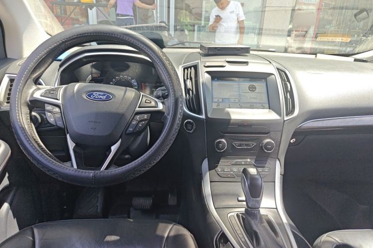 Used Ford Edge 2016 EcoBoost 245 Two-Wheel-Drive Titanium 7-Seater Center Console