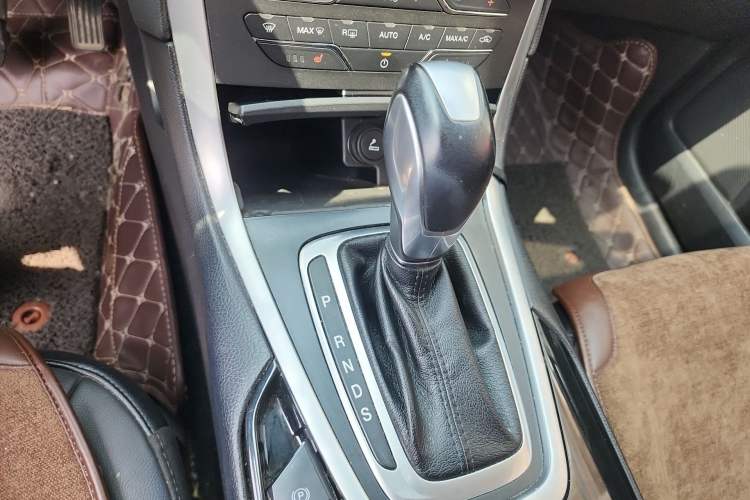 Used Ford Edge 2016 EcoBoost 245 Two-Wheel-Drive Titanium 7-Seater Gear Lever