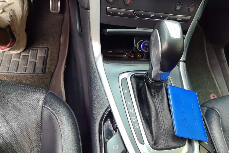 Used Ford Edge 2016 EcoBoost 245 Four-Wheel Drive Titanium 7-Seater Gear Lever