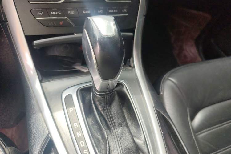 Used Ford Edge 2016 EcoBoost 245 Four-Wheel Drive Titanium Edition 7-Seater Gear Lever