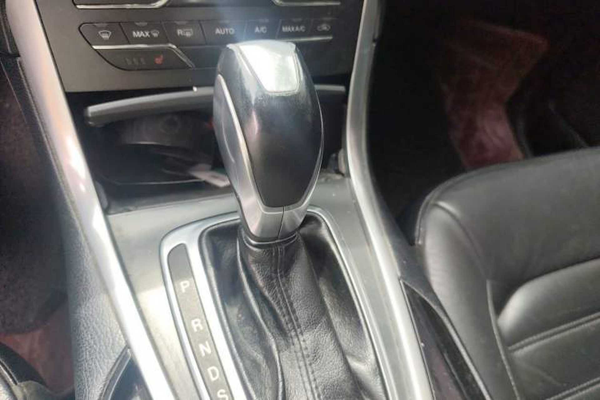 Used Ford Edge 2016 EcoBoost 245 Four-Wheel Drive Titanium Edition 7-Seater Gear Lever