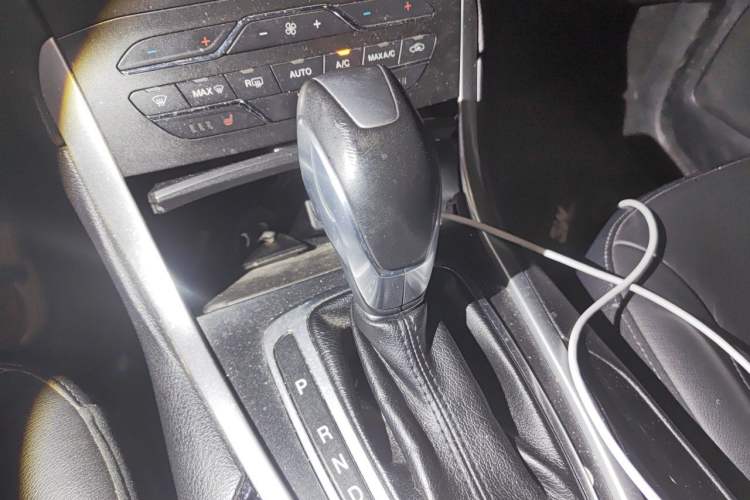 Used Ford Edge 2016 EcoBoost 245 Two-Wheel-Drive Titanium 7-Seater Gear Lever