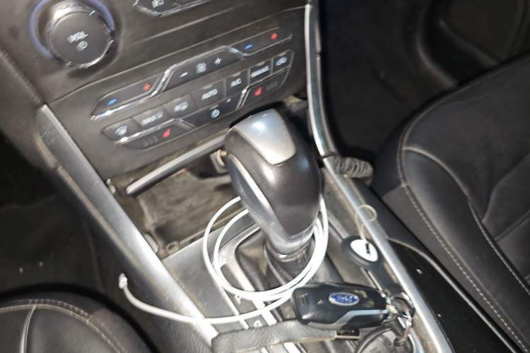 Used Ford Edge 2016 EcoBoost 245 Two-Wheel-Drive Titanium 7-Seater Gear Lever